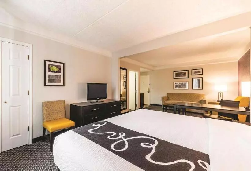 Deluxe Suite King Bed, La Quinta Inn & Suites By Wyndham San Antonio Downtown