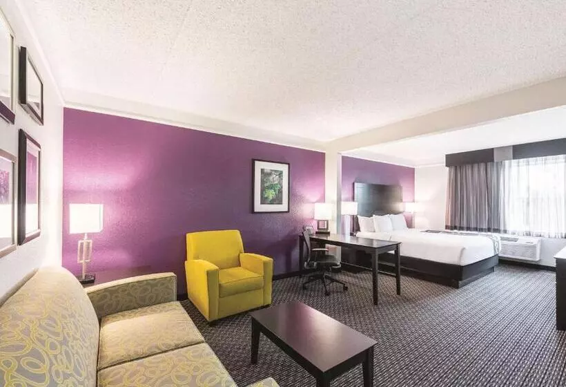 Deluxe Suite King Bed, La Quinta Inn & Suites By Wyndham San Antonio Downtown