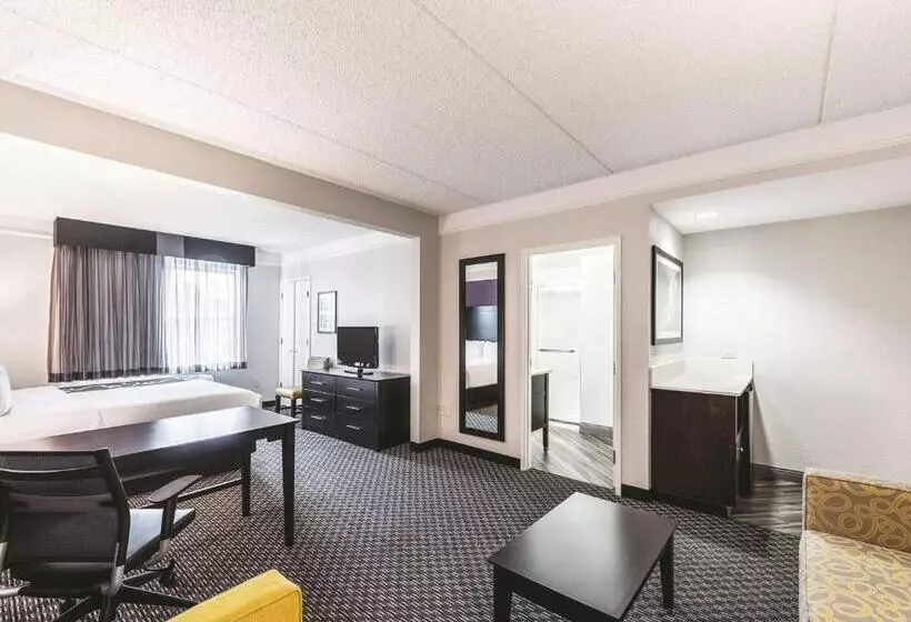 Deluxe Suite King Bed, La Quinta Inn & Suites By Wyndham San Antonio Downtown