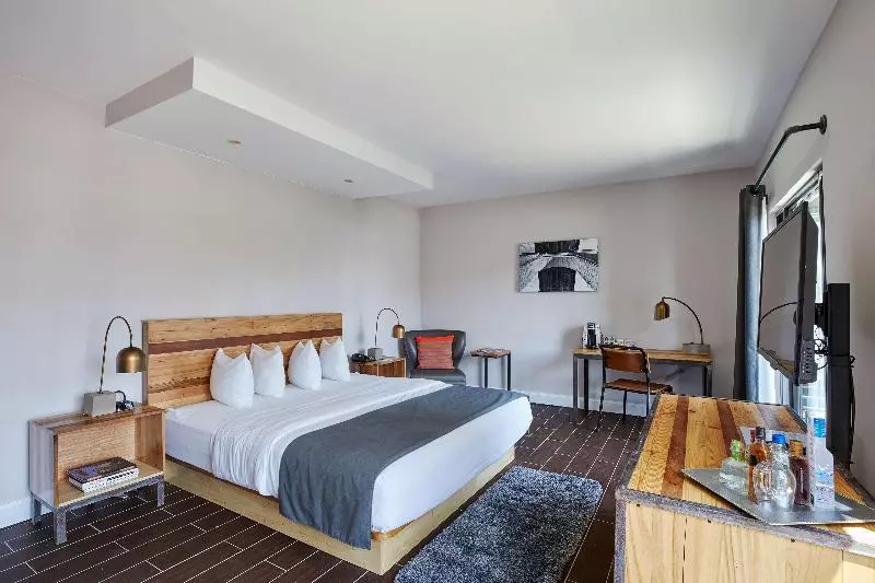 اتاق لوکس با تخت بزرگ, Ravel Hotel Trademark Collection By Wyndham