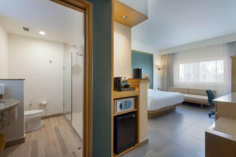 غرفة قياسية سرير كينج, Courtyard By Marriott Cancun Airport