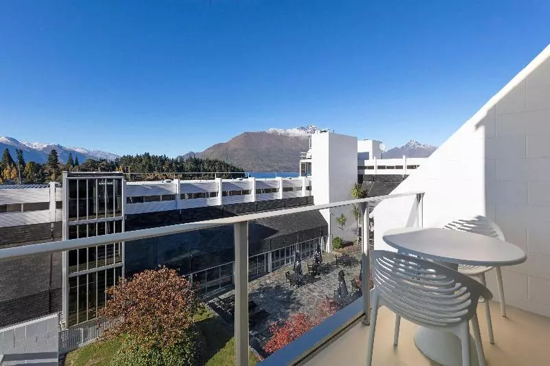 キングサイズベッドのスタンダードルーム, Crowne Plaza Queenstown, An Ihg