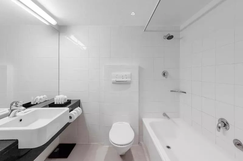 キングサイズベッドのスタンダードルーム, Crowne Plaza Queenstown, An Ihg