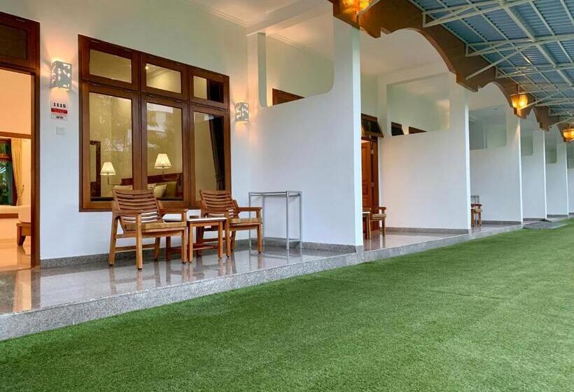 带大床的高级房间, Febri S Hotel & Spa