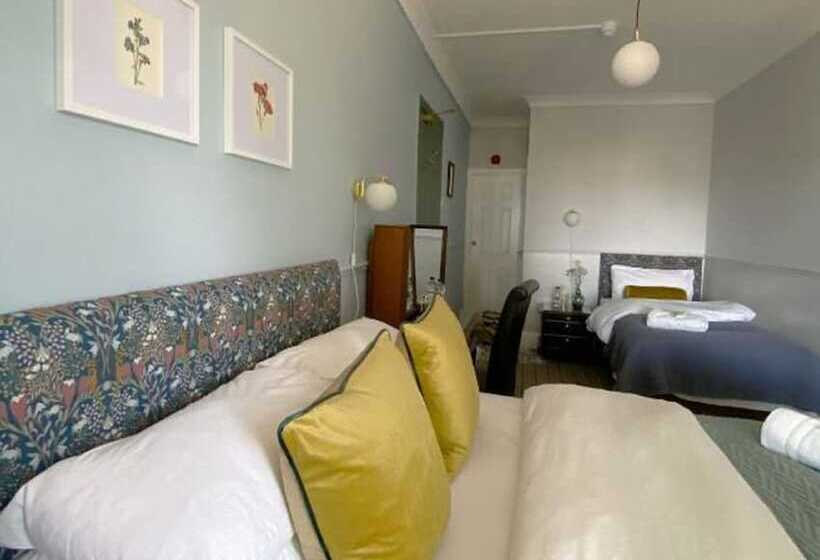 חדר סטנדרט לשלושה, The Emsworth B&b