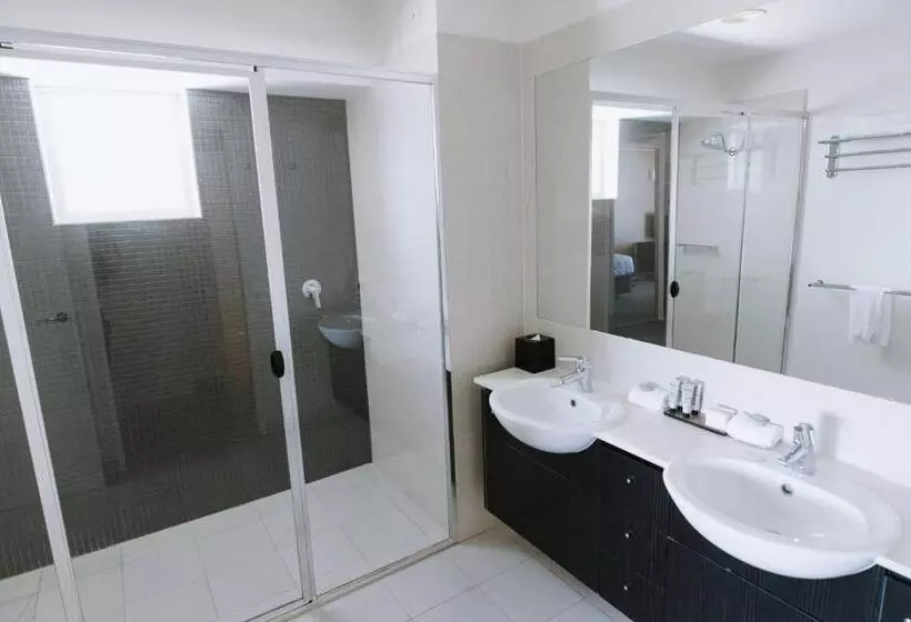 سوییت با چشم‌انداز استخر, Ramada Hotel & Suites By Wyndham Ballina Byron