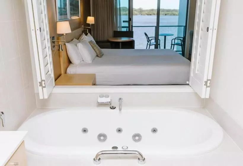 اتاق استاندارد با چشم‌انداز رودخانه, Ramada Hotel & Suites By Wyndham Ballina Byron