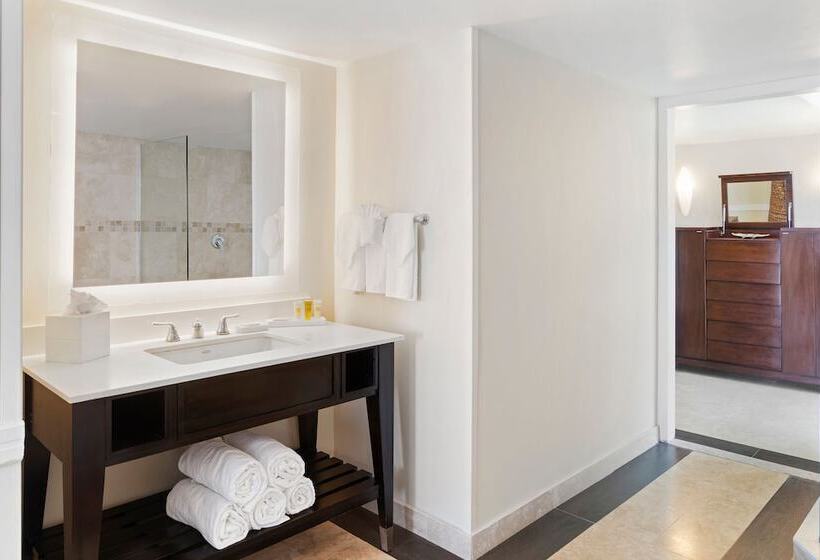 سوییت با چشمانداز دریا, Hilton Rose Hall An All Inclusive Resort