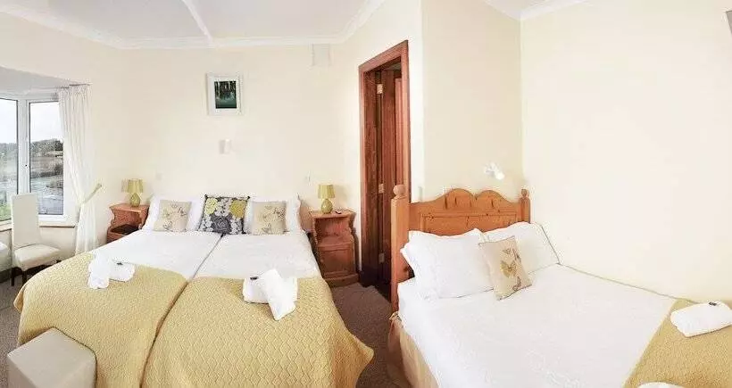 اتاق استاندارد سه نفره, Rusheen Bay House