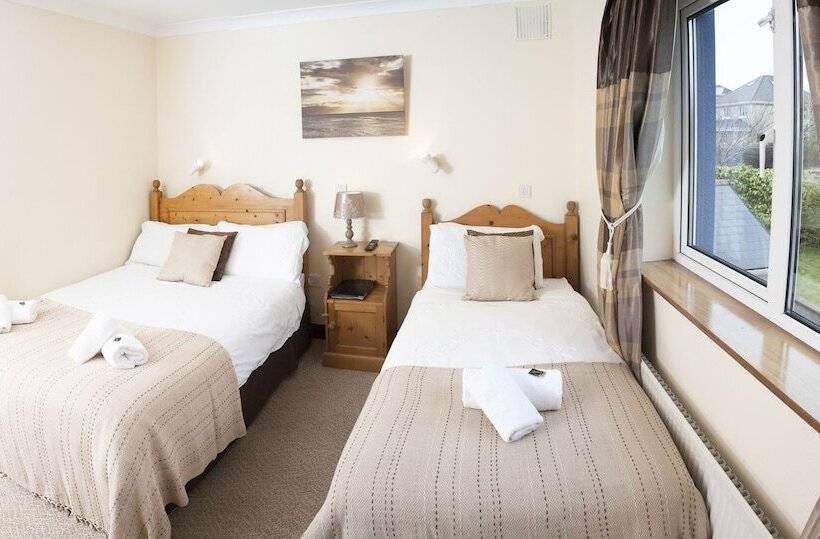 标准三人间, Rusheen Bay House