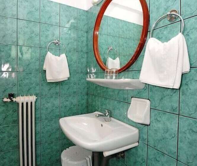 4인용 스탠다드 룸, Socrates