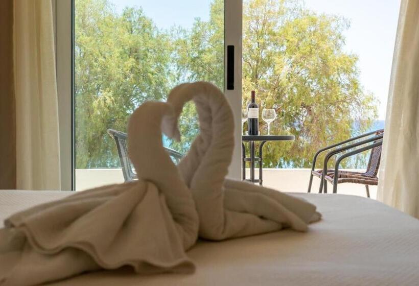 חדר משפחתי, Kamari Beach