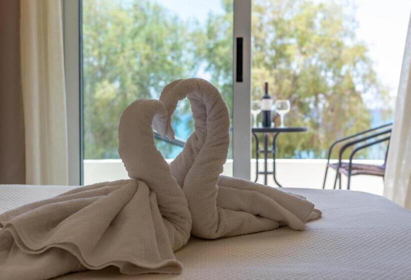 חדר משפחתי, Kamari Beach