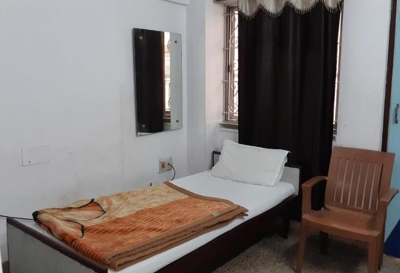 Camera Economy Singola, Yuvraj