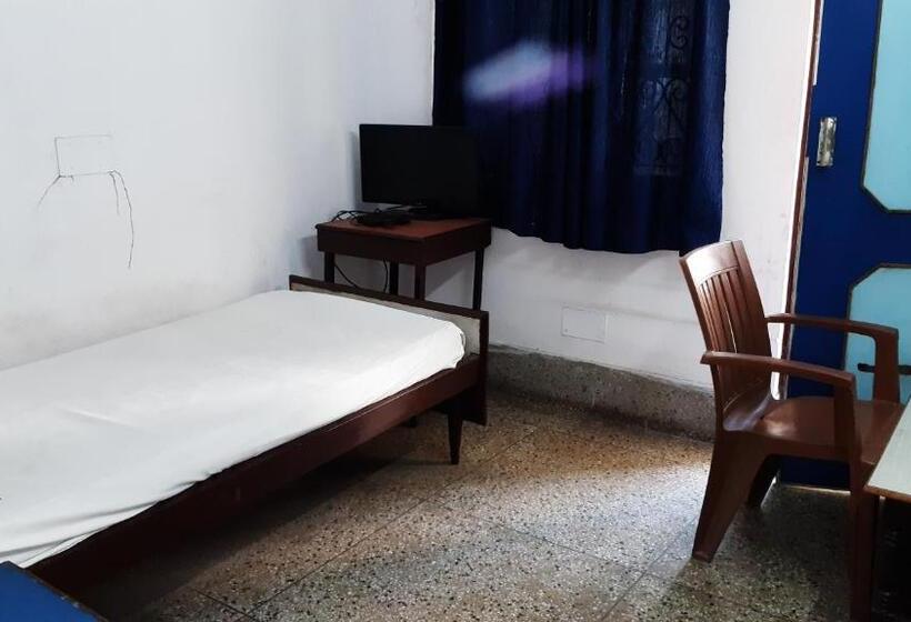 Camera Economy Singola, Yuvraj