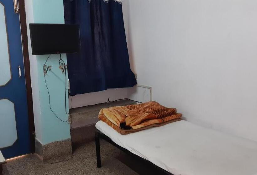 Camera Economy Singola, Yuvraj