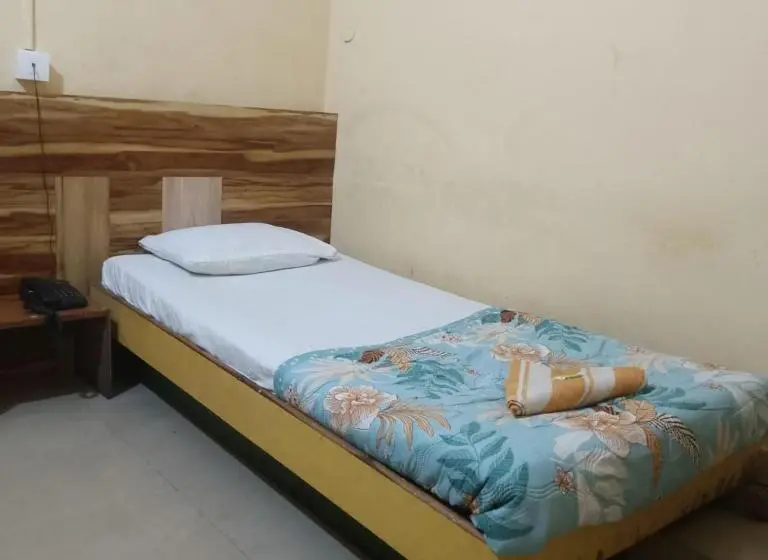 Economy Yhden Hengen Huone, Sukhmani