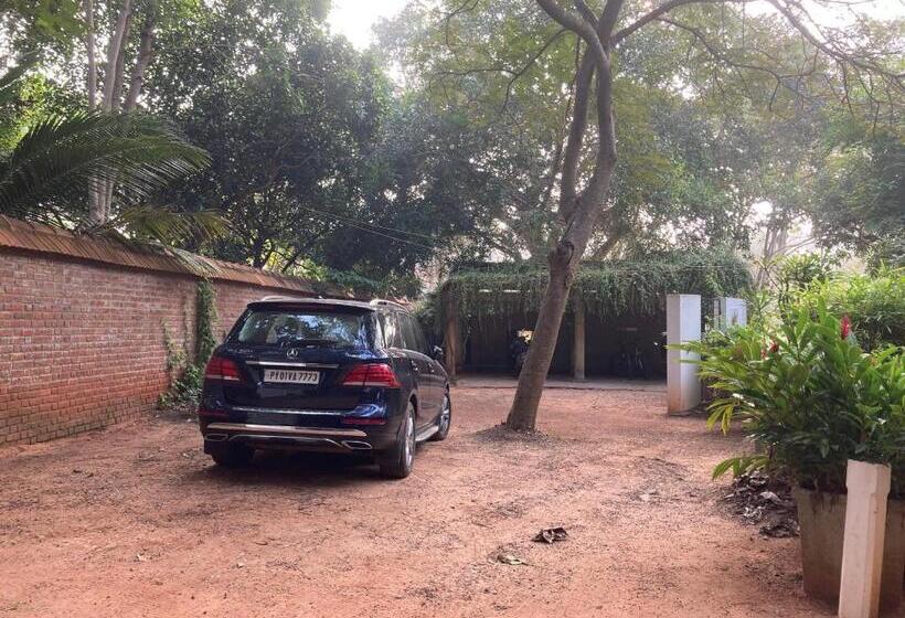 اتاق لوکس با چشم‌انداز باغ, Gaia's Garden Guest House