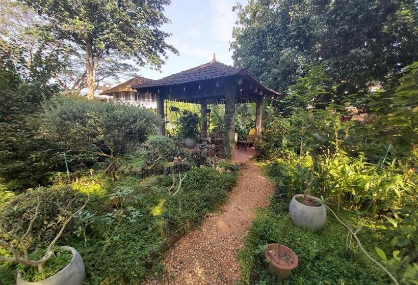 اتاق لوکس با بالکن, Gaia's Garden Guest House