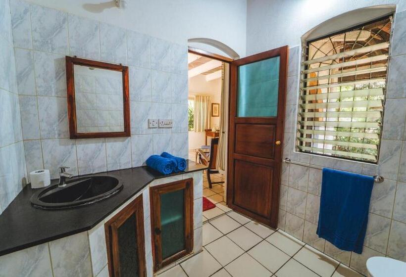 اتاق لوکس با چشم‌انداز باغ, Gaia's Garden Guest House