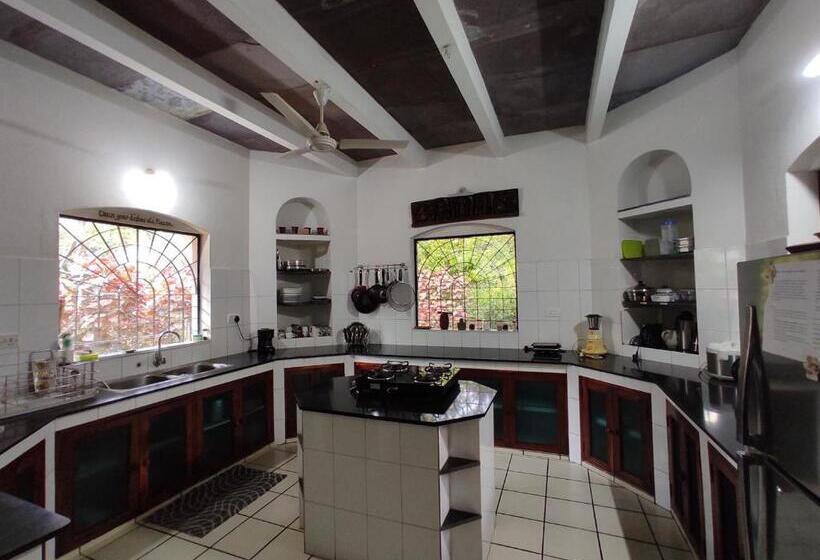 اتاق لوکس با چشم‌انداز باغ, Gaia's Garden Guest House