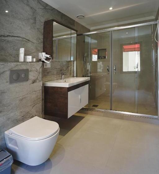 اتاق اساندارد با چشم‌انداز جانبی به دریا, Class Hotel Bosphorus With Jacuzzi