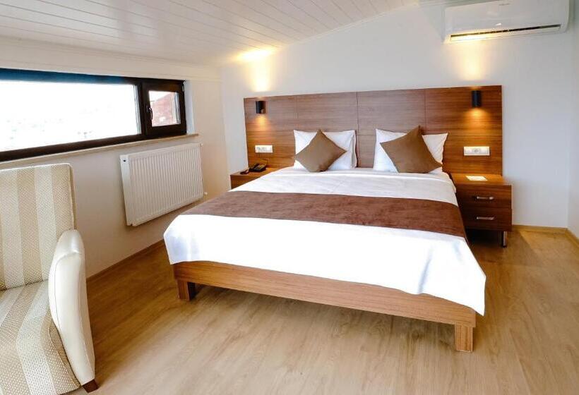 Suite with Terrace, Class Hotel Bosphorus With Jacuzzi