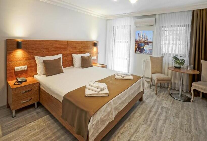 エコノミートリプルルーム, Class Hotel Bosphorus With Jacuzzi