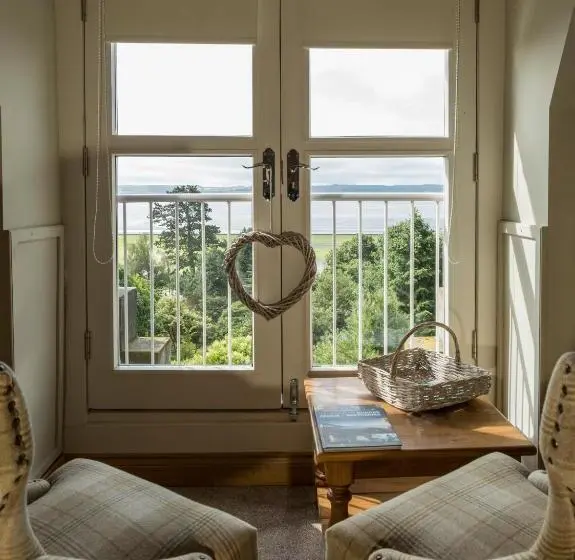 سوئیت جونیور با چشم‌انداز باغ, Taypark House