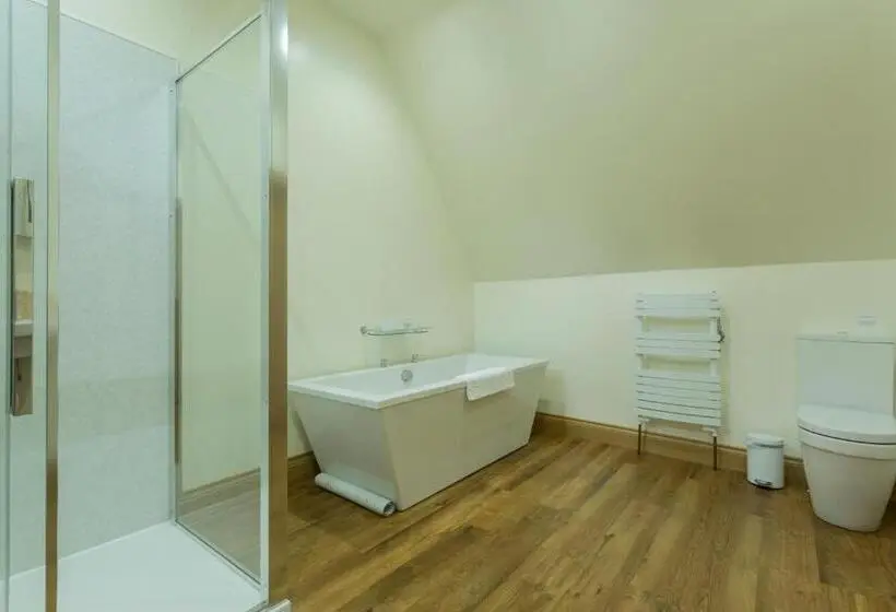 سوئیت جونیور با چشم‌انداز باغ, Taypark House