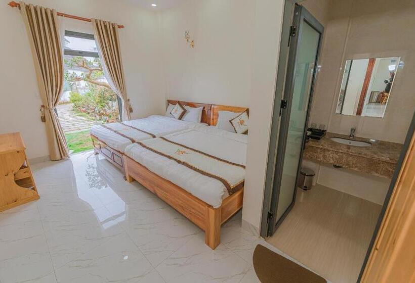 اتاق استاندارد چهارنفره با چشمانداز باغ, Rosa Villa & Hotel Dalat