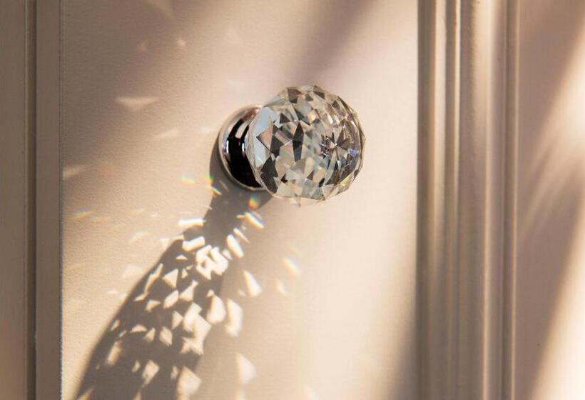 Chambre Triple Deluxe, Monge