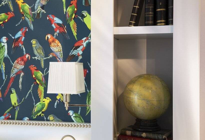 Chambre Triple Deluxe, Monge