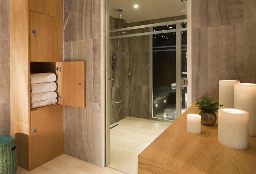 Chambre Triple Deluxe, Monge