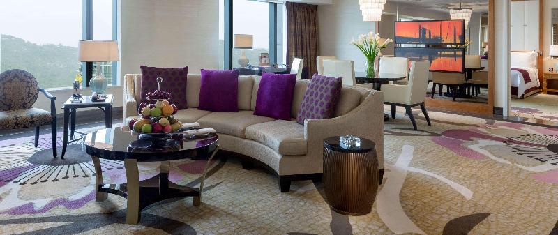 اتاق لوکس, The Luxe Manor