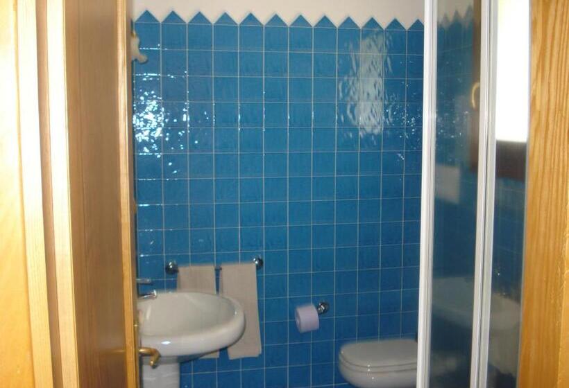 Superior room with lake view, Valkarana Country Relais