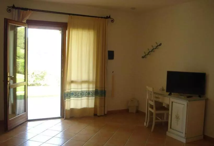 Superior room with lake view, Valkarana Country Relais