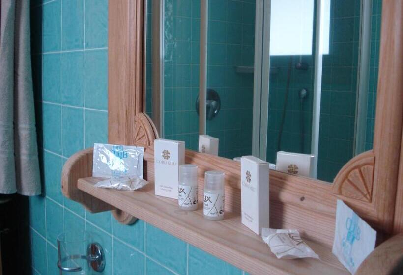 Superior room with lake view, Valkarana Country Relais