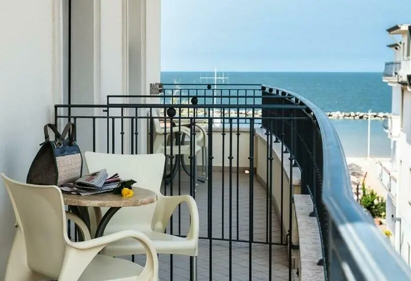 スタンダードトリプルルーム, Cannes