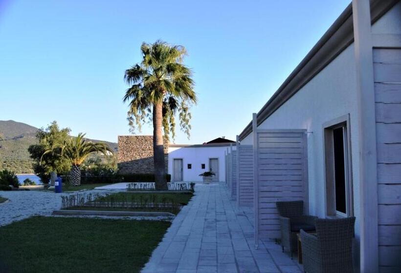 سوئیت جونیور با تراس, Oliviera Private Island Hotel   Kalem Island
