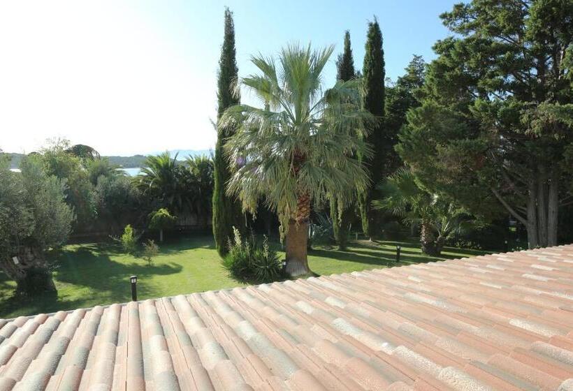 סוויטת ג'וניור עם טרסה, Oliviera Private Island Hotel   Kalem Island