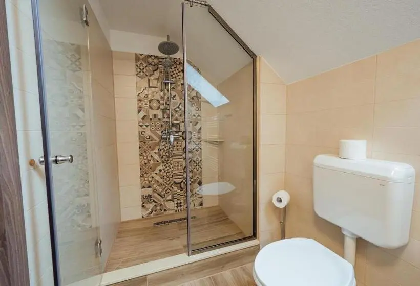اتاق لوکس خانوادگی, Pensiunea Comfort