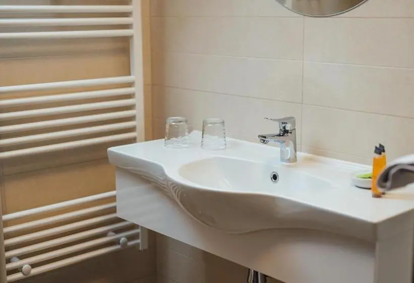 اتاق لوکس خانوادگی, Pensiunea Comfort