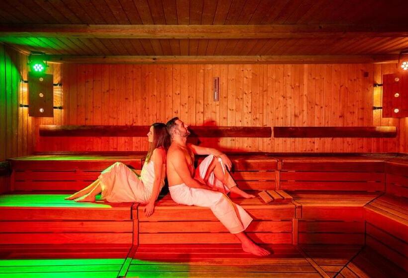 מיטת קינג בסוויטה, Aquapalace Hotel Prague