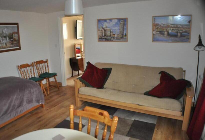 جناح عائلي, Burnt House Farm