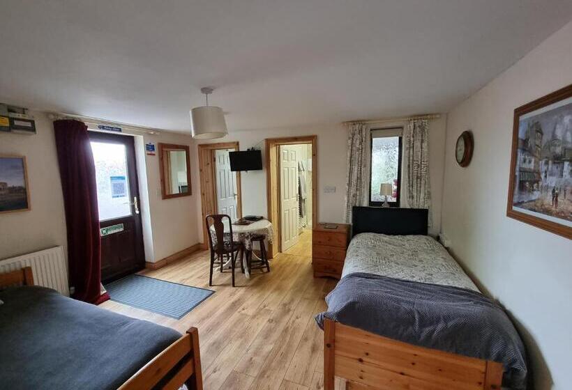 جناح عائلي, Burnt House Farm