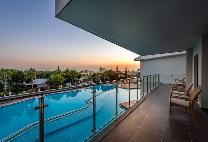 جناح, Cornelia Diamond Golf Resort & Spa