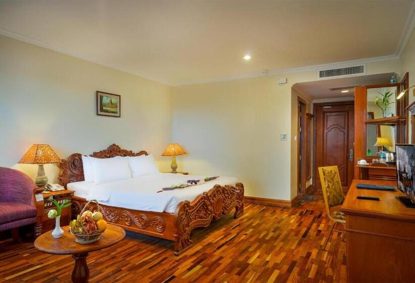 Deluxe Suite King Bed, Dragon Royal Angkor
