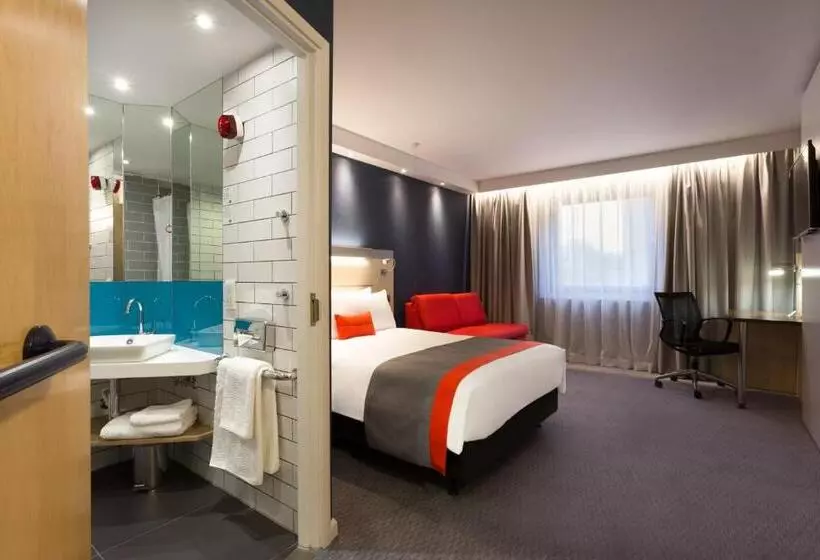身障者適用スタンダードルーム, Holiday Inn Express London   Watford Junction, An Ihg