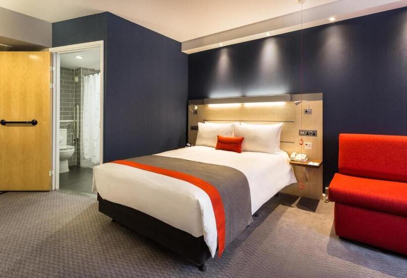 חדר סטנדרט מותאם לאדם עם מוגבלויות, Holiday Inn Express London   Watford Junction, An Ihg